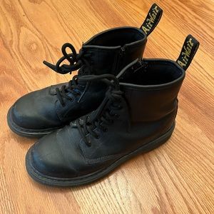 Dr. Martens 1460 junior boot. Size 4 youth (men’s size 4)=size 5 women’s